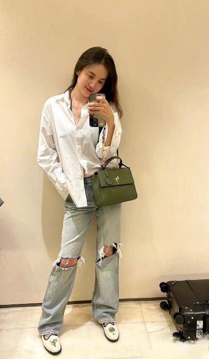 宋佳"杭州萧山"机场,43岁无惧年龄素颜出镜,八字纹,皮肤松弛得很真实