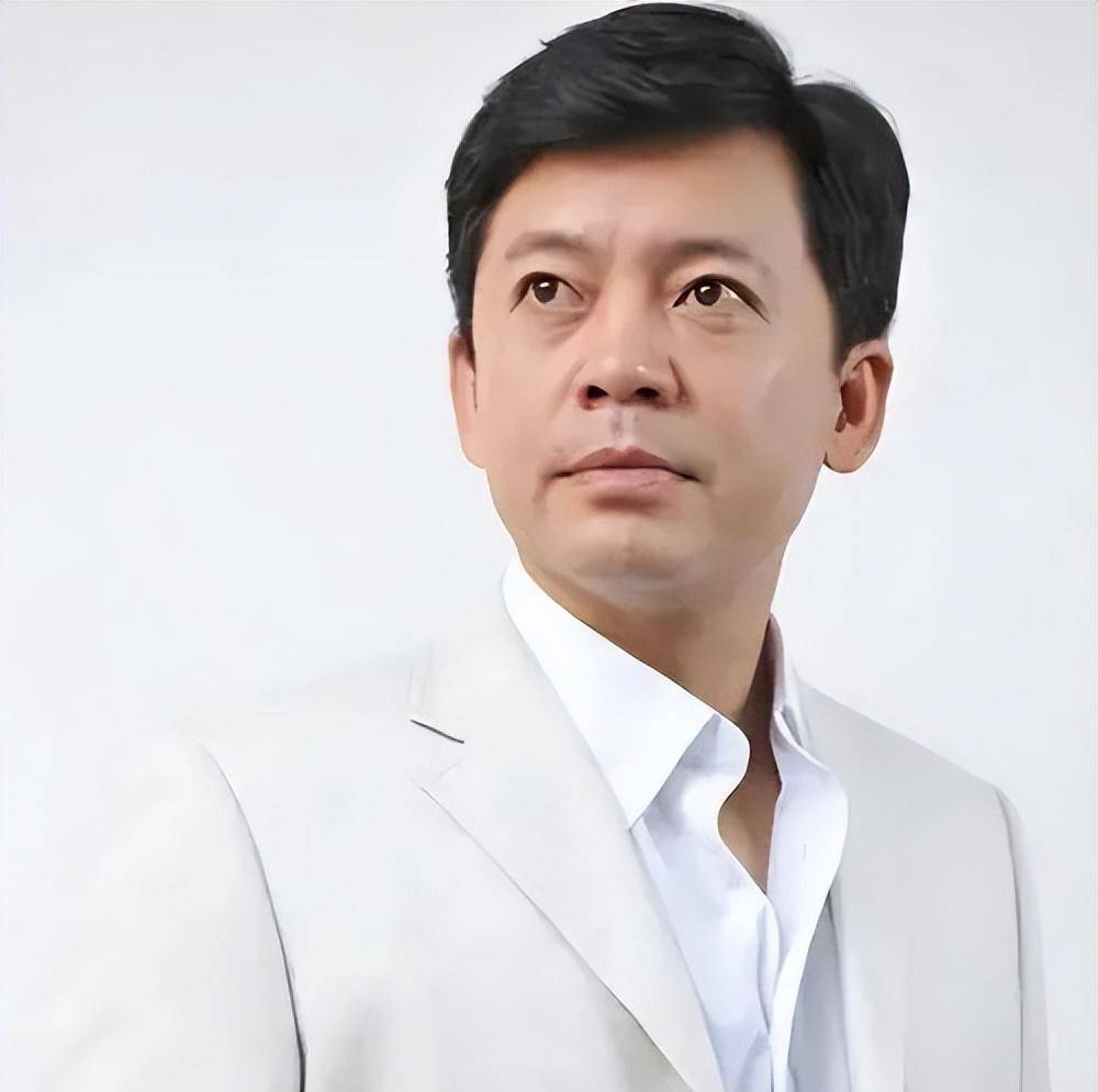 国家一级演员何政军:错过巩俐后,娶初恋为妻,今女儿成他骄傲_演艺事业