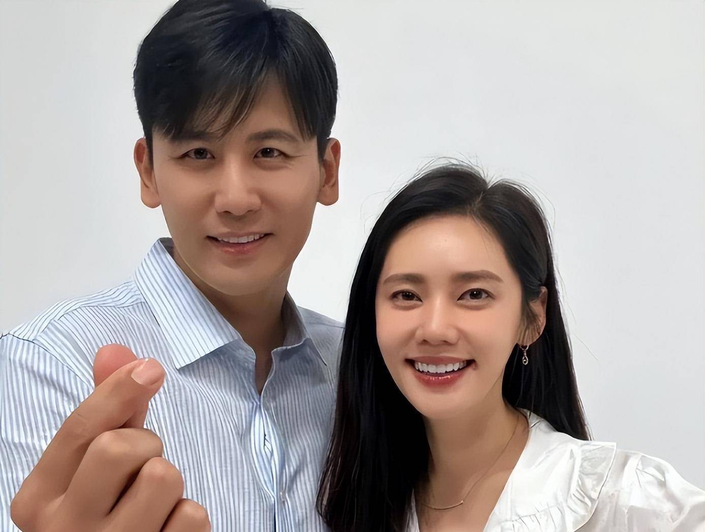 秋瓷炫在多次采访中提到,丈夫于晓光对她非常照顾,就像"父母照顾女儿"