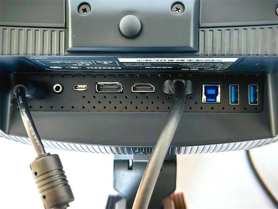 懂显示器的为什么选带鱼屏,不吹不黑说说雷鸟Q8显示器使用感受