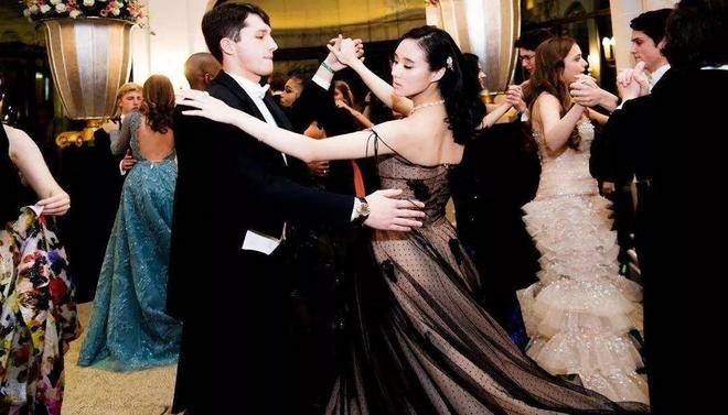 张艺谋长子现身巴黎名媛舞会,长相成为关注焦点,网友议论纷纷_张壹男