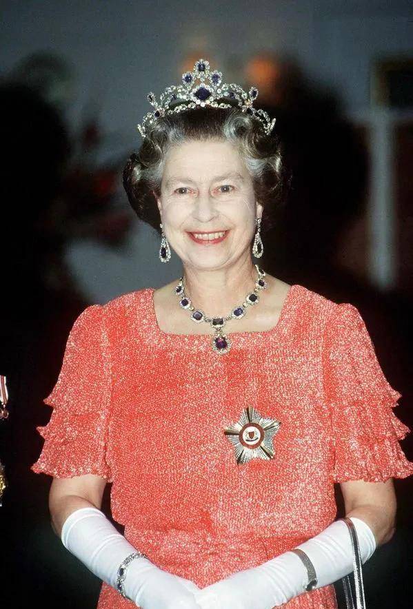 久而久之,伊丽莎白二世已经变成了一个和蔼可亲的老太婆.