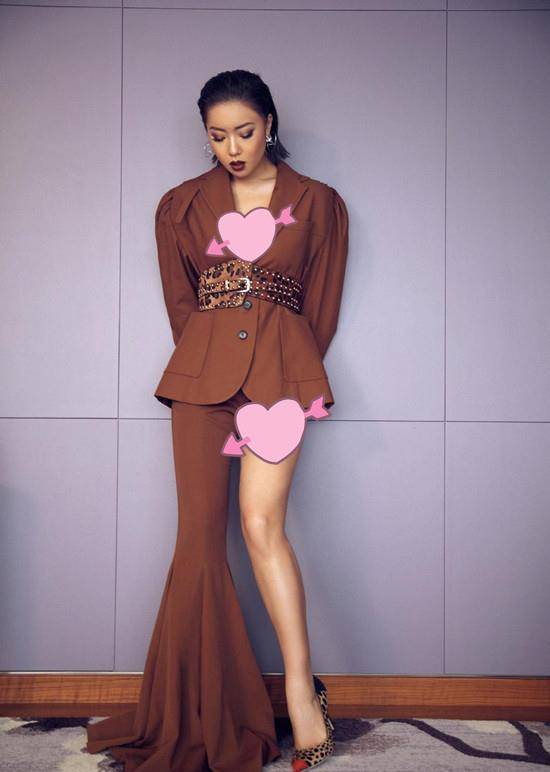 28岁王菊穿彩虹款泳衣自拍,粉色卷发像芭比,打扮减龄时尚有个性_连体