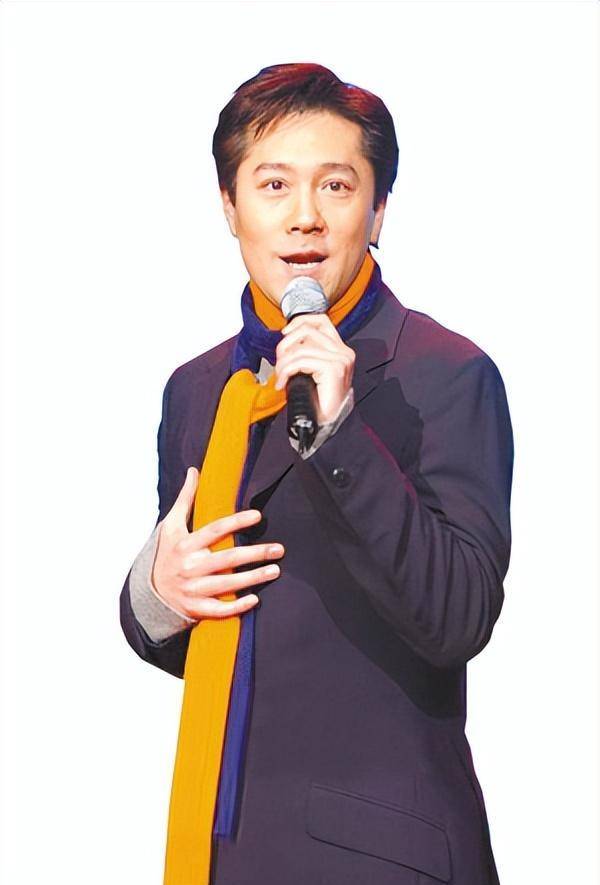 蔡国庆晒全家福,故宫旁的四合院超豪华,12岁儿子都和他一样高!