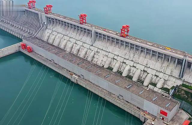 他认为,在三峡修建水坝既能使沿岸百姓免于洪涝灾害,有利航运,又能