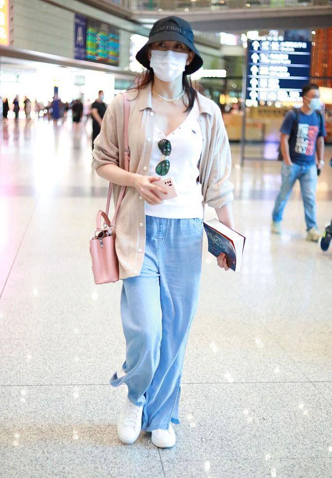 豪门阔太胡静好朴素,米色开衫搭牛仔裤优雅知性,看不出一点壕气_时尚