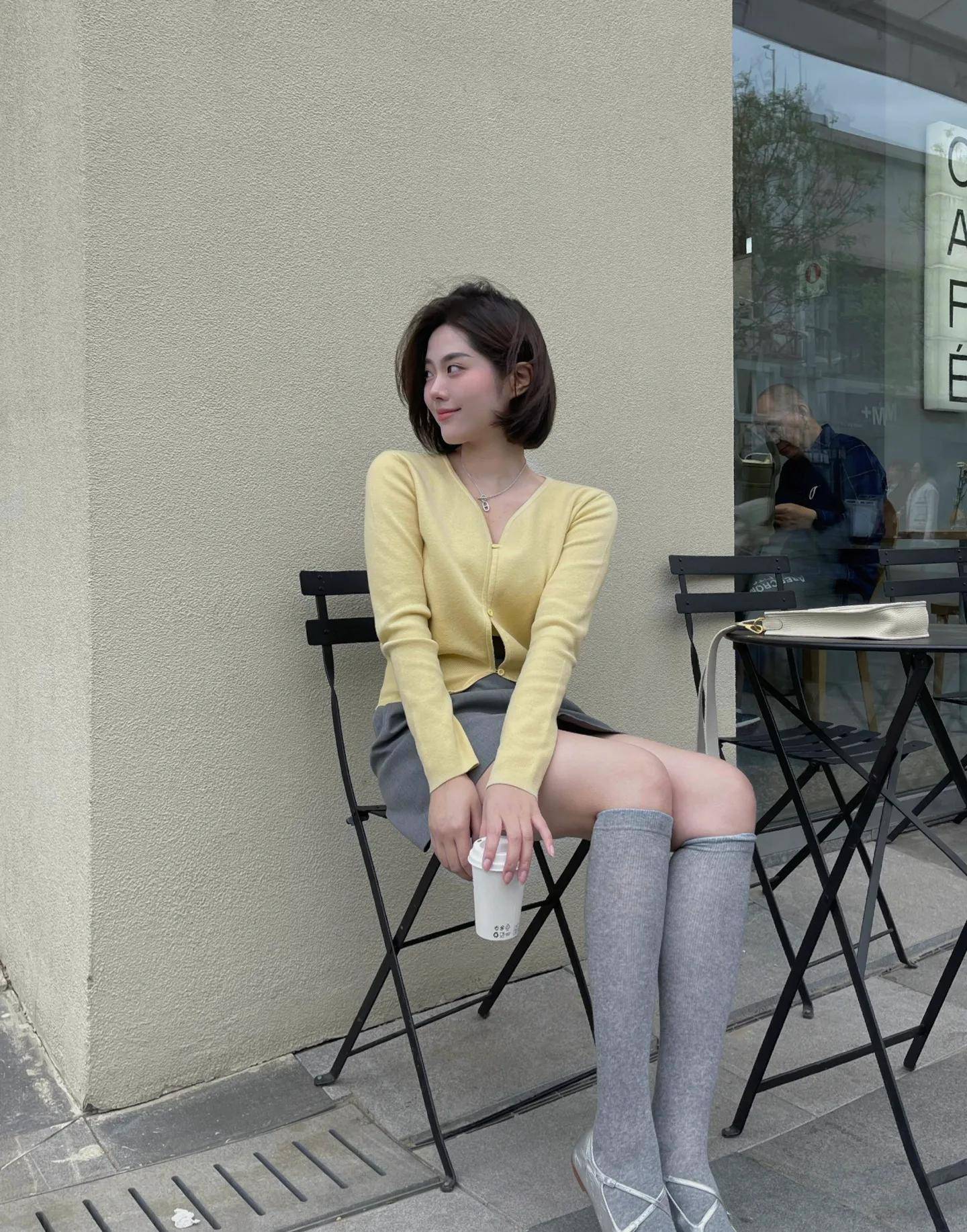 黄色开衫搭配灰色的中筒袜,打开了女生的时尚密码本_衣服_服装_个性