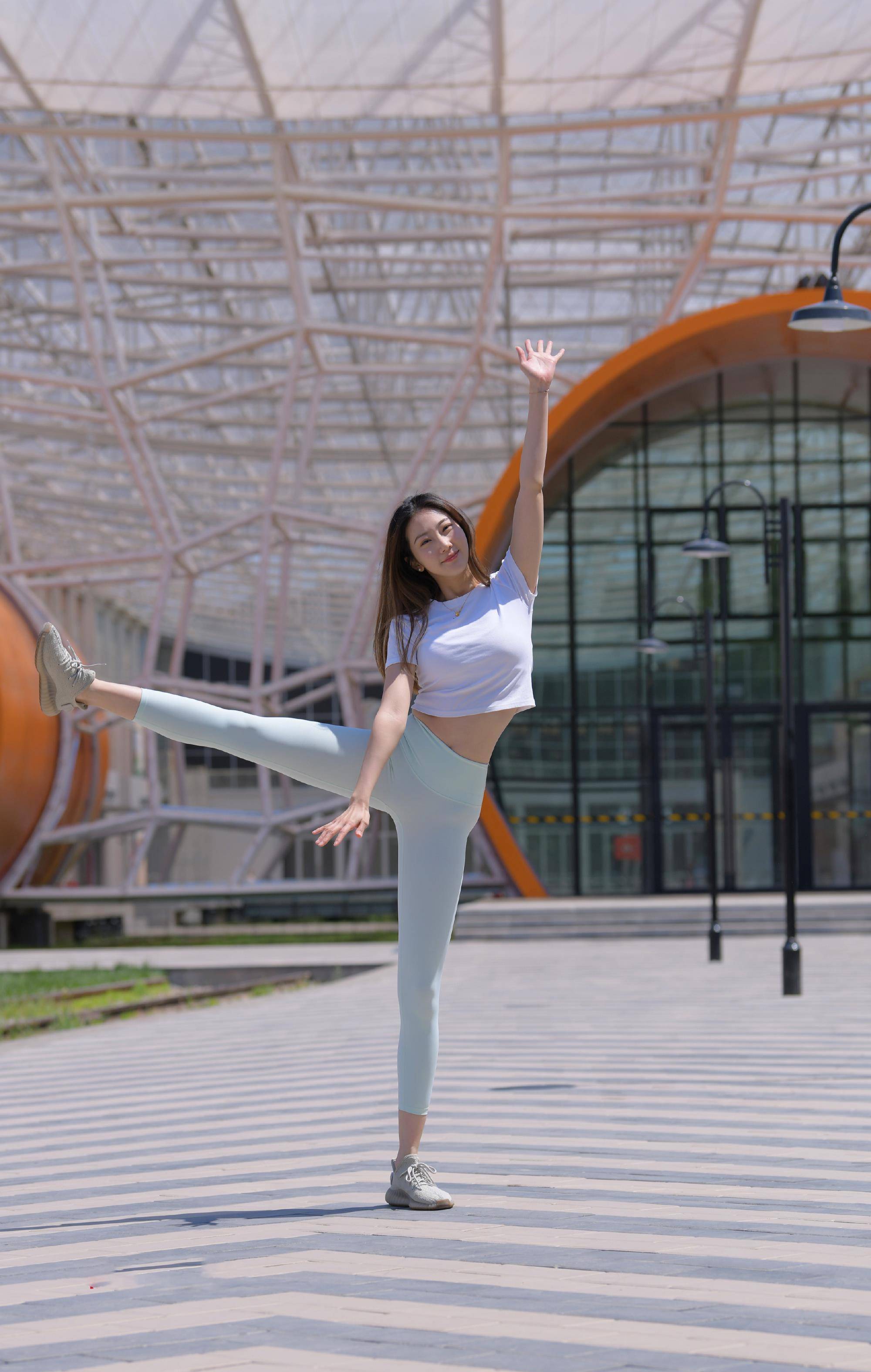 看到穿紧身裤的女孩子,男生容易走不动道_瑜伽_裤子_身材