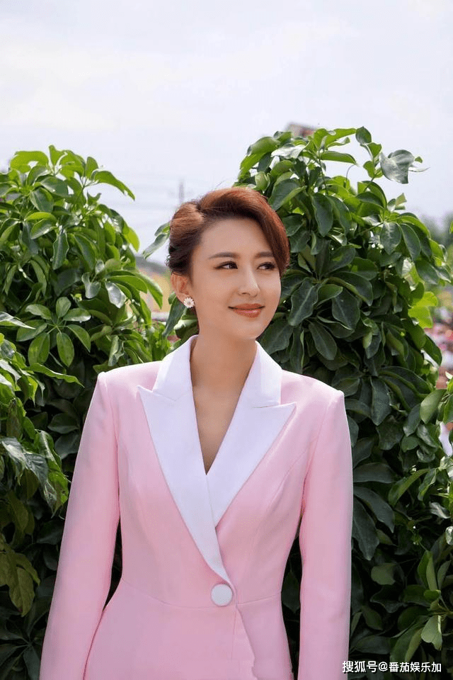 央视张蕾首次直播带货,试衣间身材凹凸有致气质雅,网友:动心了_观众