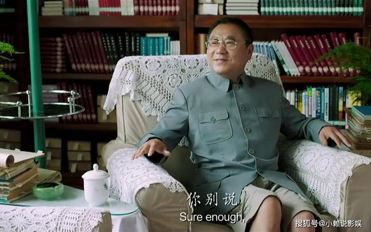 面对身穿比基尼的李小璐,范伟作为老戏骨红了脸.