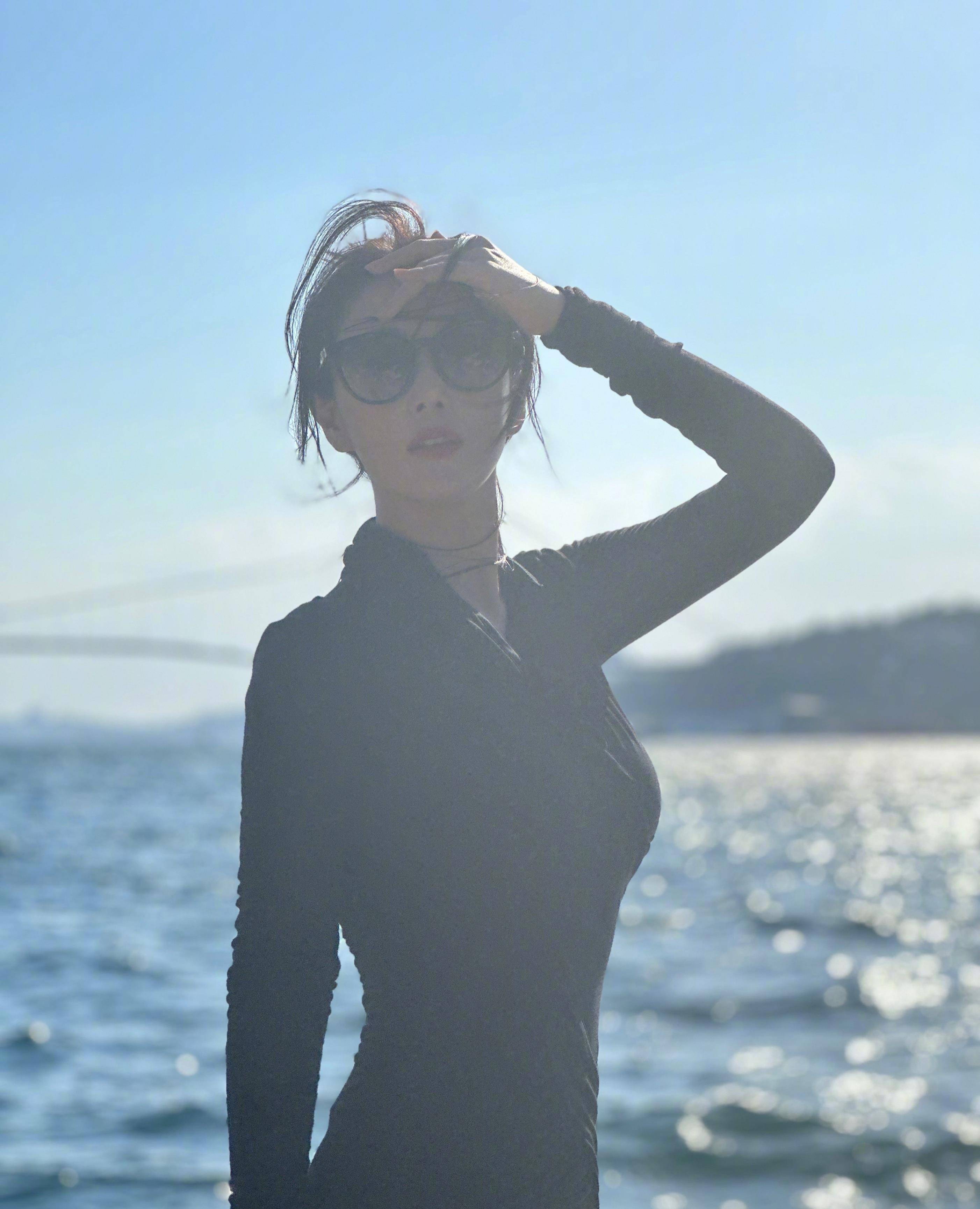 张馨予晒旅行照,穿修身衬衫搭运动短裙秀好身材,不愧是最美军嫂_时尚