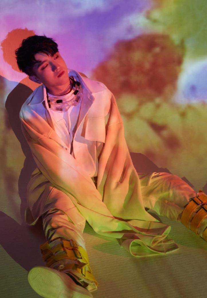 西装裤时尚的款式非常考验男人的身材,如果想减轻商务感,就可以像金瀚