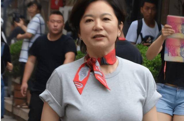 68岁林青霞近照脸僵,眼怪异,疑不穿内衣惹争议_状态_照片_女神