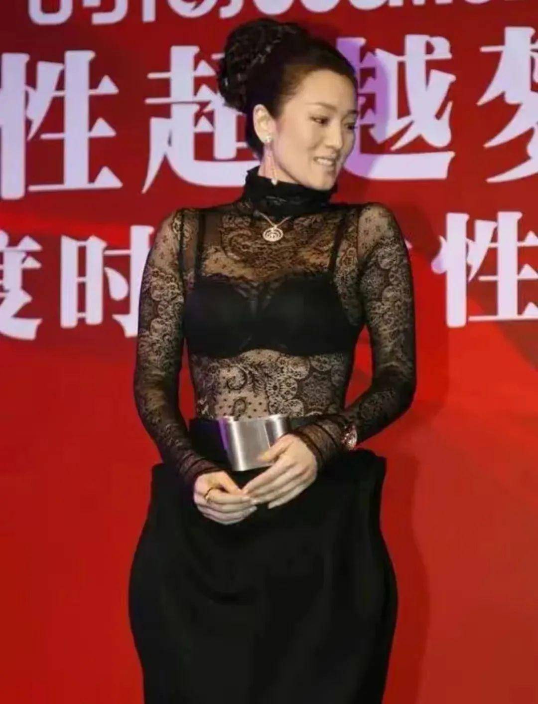 穿镂空蕾丝裙不俗气反而性感大方,一般人真驾驭不了_时尚_造型_力量