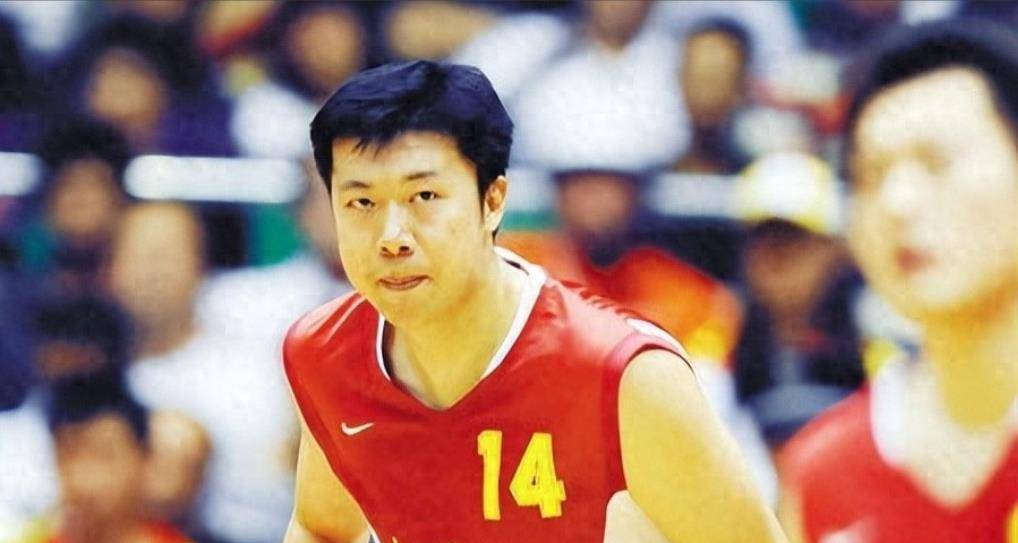 1999年,21歲的王治郅通過選秀進入nba,成為首位進入n