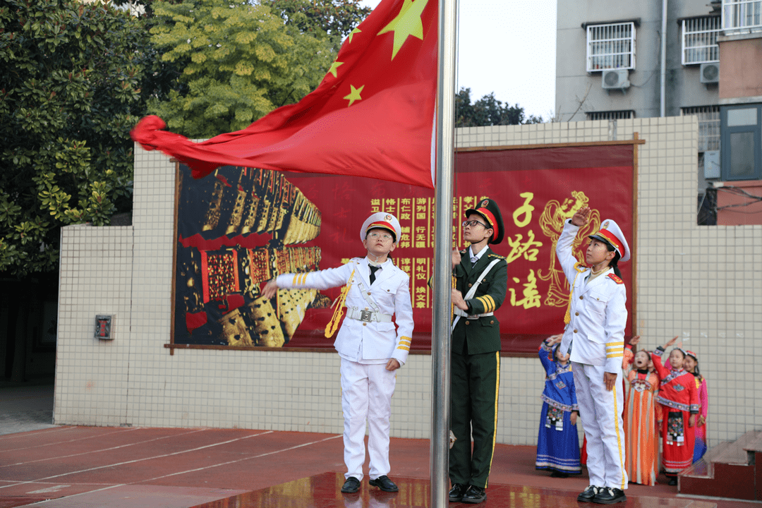 任源,王彭鹤,王尉沣在进行了《"石榴籽"一家亲》为主题的国旗下演讲