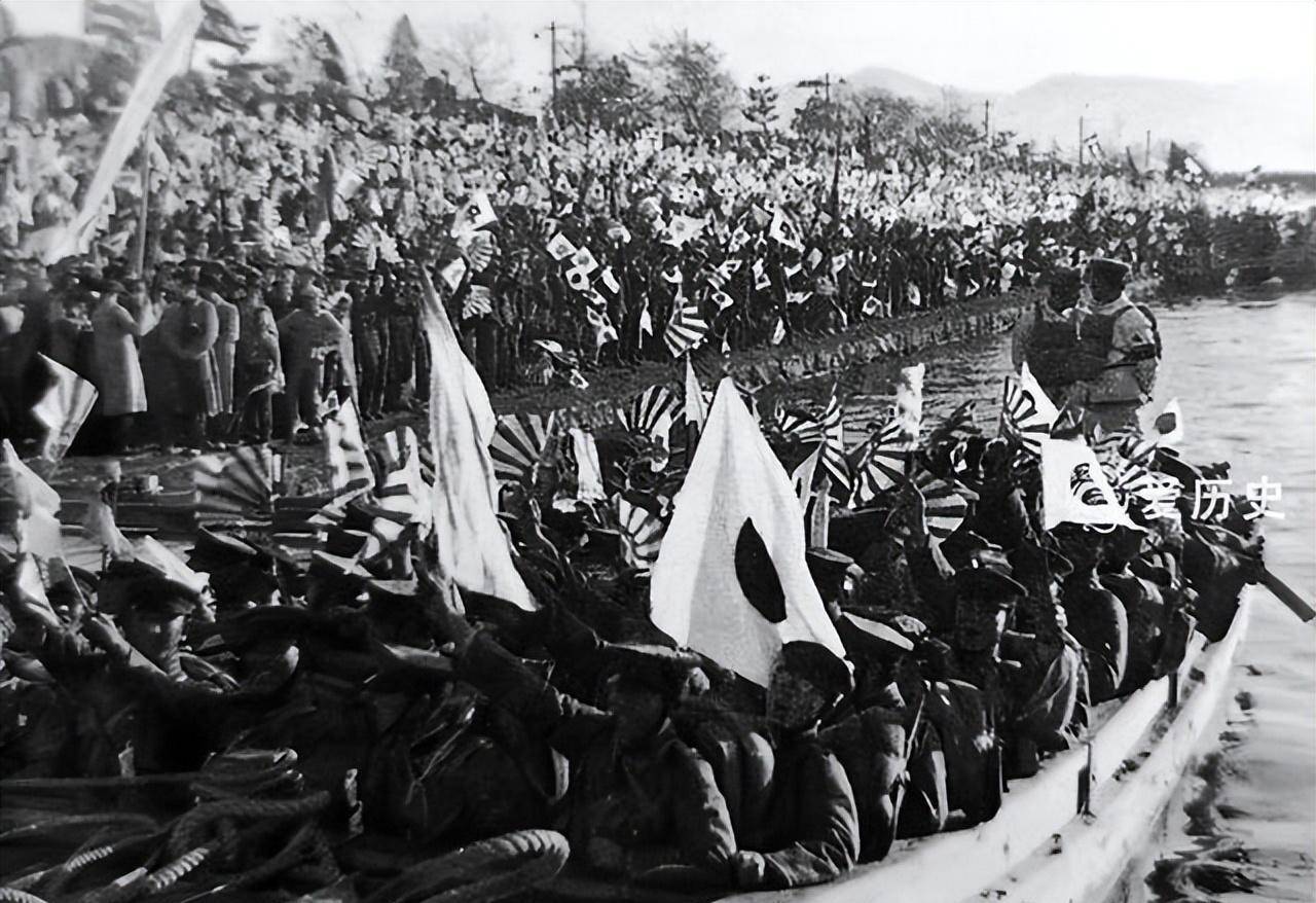 中國國民政府處於混亂的邊緣,同時面對日本日益迫切實施的經濟和軍事