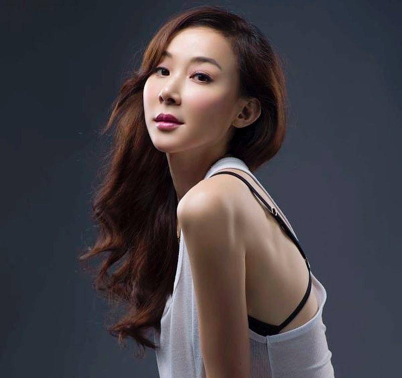 女星萧蔷近照曝光,55岁依旧长腿吸睛,不愧是台湾第一美女_身材_观众