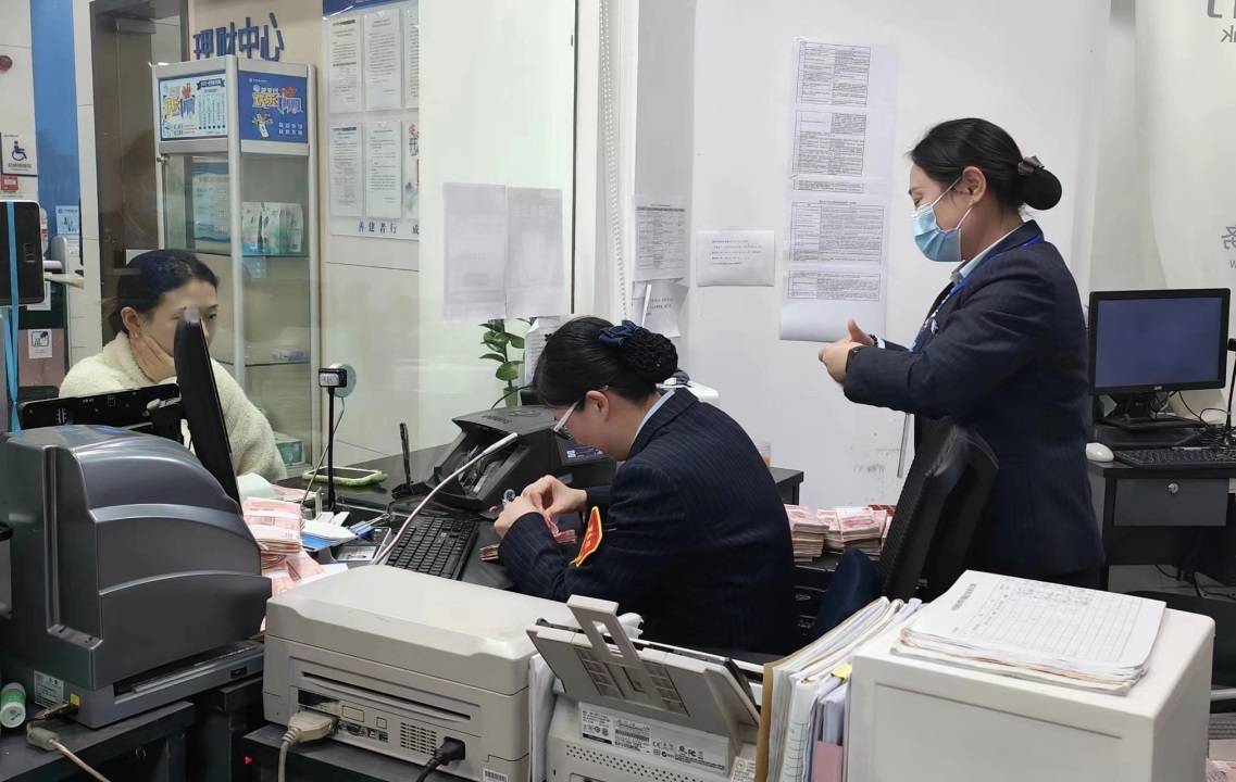 建行员工工装展示照片图片