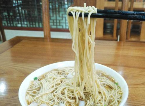 老外来中国吃面条，刚吃2口就“崩溃”了：中国人也太能吃了！(图2)