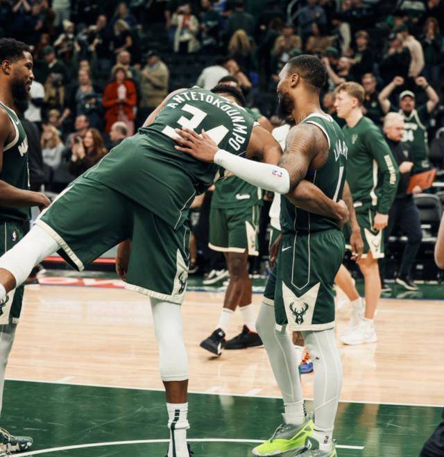 雄鹿完成26分大逆转,利拉德与字母哥合砍64 21举双手庆祝_开拓者_比赛