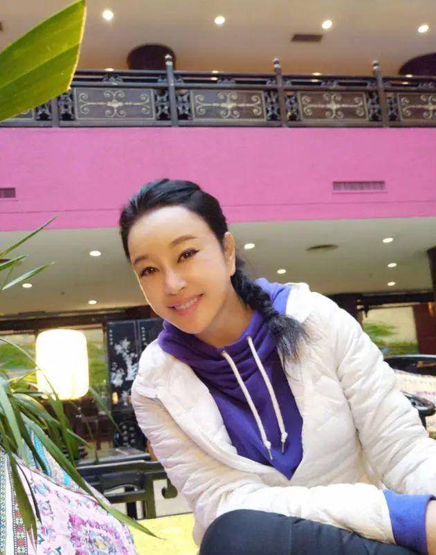 刘晓庆烫羊毛卷露额头自然且自信,优雅老去真实接地气,反倒舒服_时尚