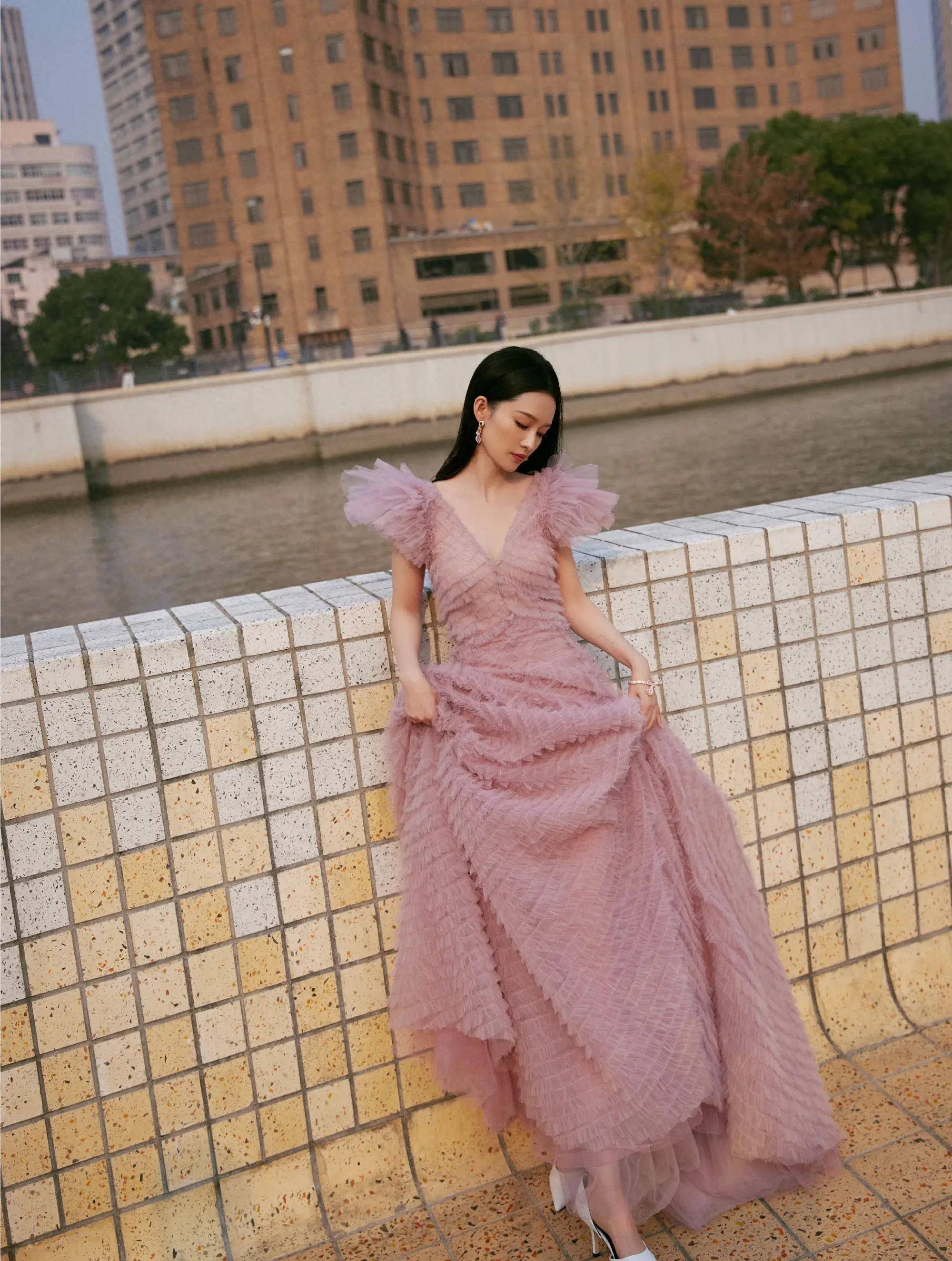 接下来,我们就来看看《vogue时尚力量》评选的十大最美红毯造型.