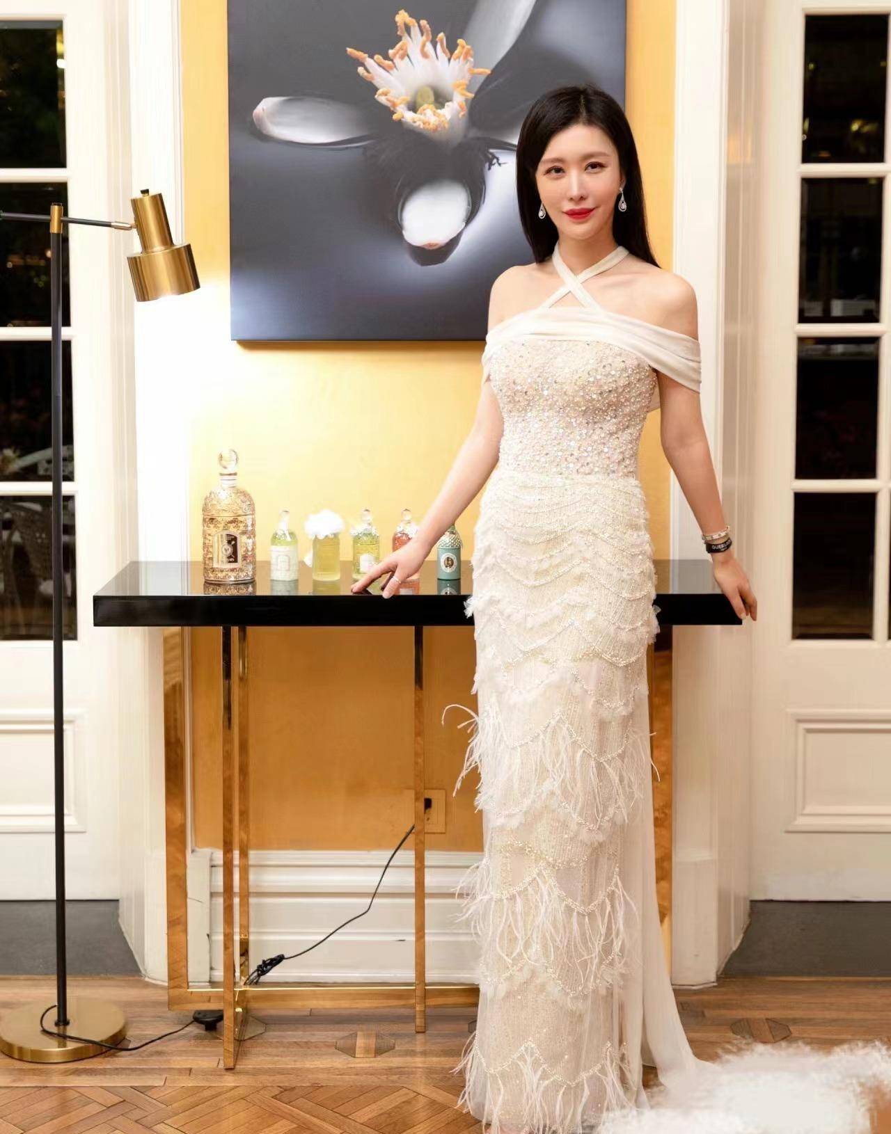 "王石小30岁娇妻"田朴珺出席活动,柳腰,长腿曼妙火辣太迷人_女性_开衩
