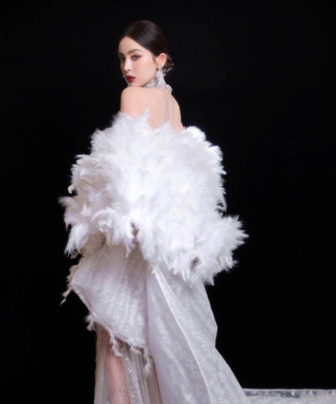 古力娜扎惊艳透视裙,诱惑身材炸裂!_魅力_珠宝_曲线