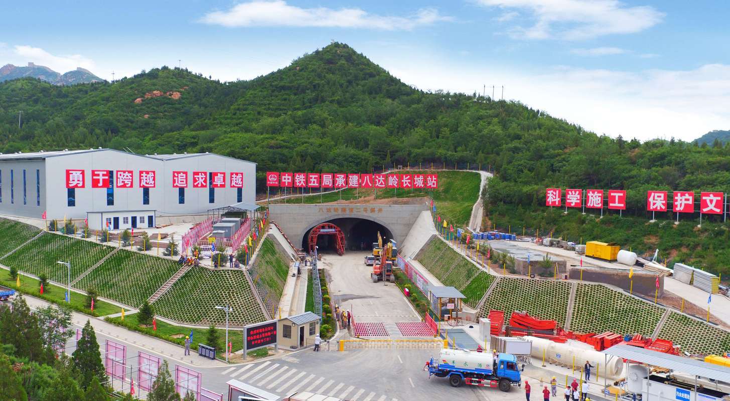 中国花费重金,横跨14条河21座高山,修建川藏铁路到底值不值?