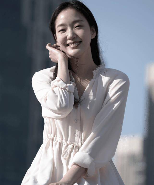 金高银晒全新美照,白裙加身立显气质,与李敏镐真"配一脸"_形象_连衣裙