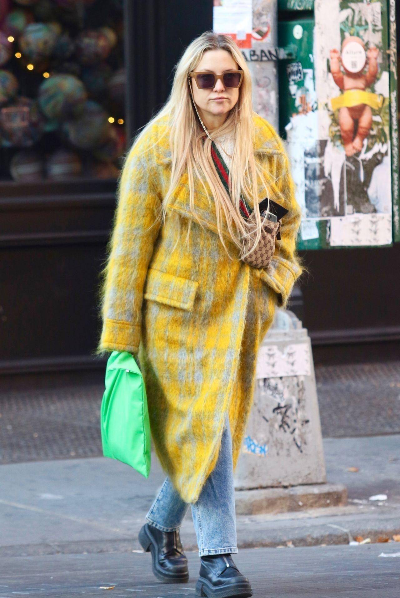 邓斯特在电影院的街道上当今欧美街头风格明星包括美国模特emily