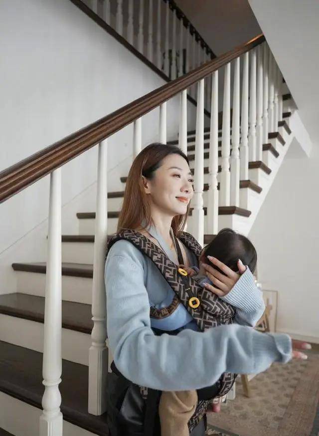 郑恺前任程晓玥带女儿出街,母女穿搭潮流超养眼,胖豆莲藕腿抢镜_程