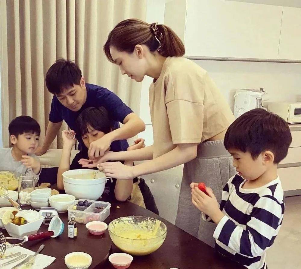 林志颖老婆晒健身照,胖了十几斤一点不明显,幼态无妆像女大学生