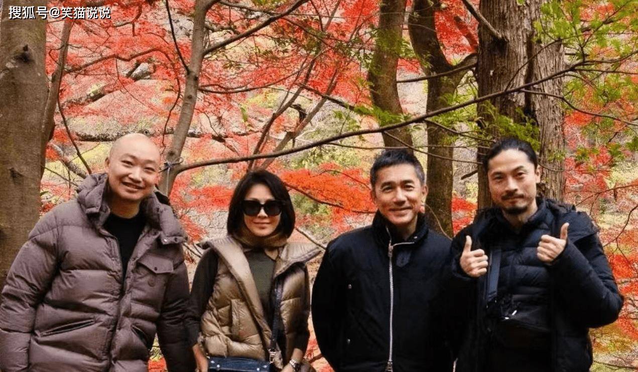 刘嘉玲晒照:梁朝伟观看雕像好认真,与妈妈一起逛京都_朋友_照片_牛仔