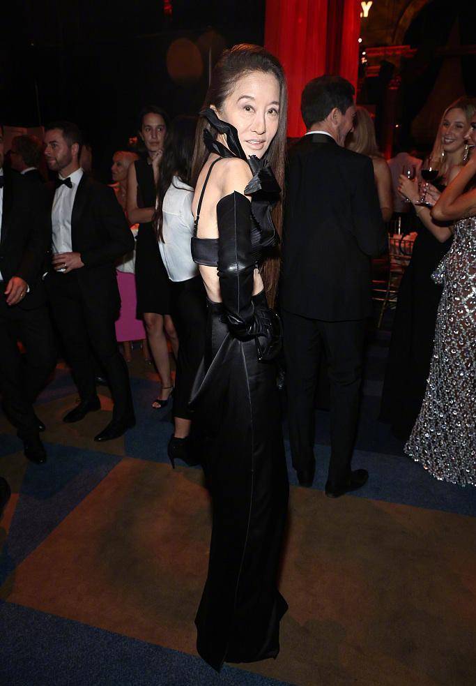 上半身就穿黑色胸衣,看不出是奶奶辈的人_vera_wang_活动