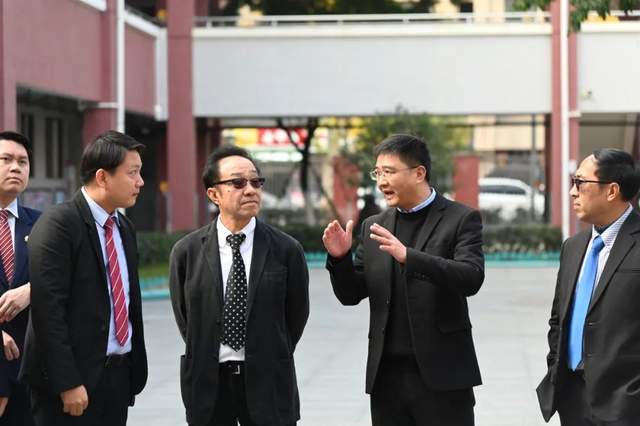 李春校长向来宾介绍学校的校风,教风,学风"仁爱,慧爱,博爱,乐教,善教