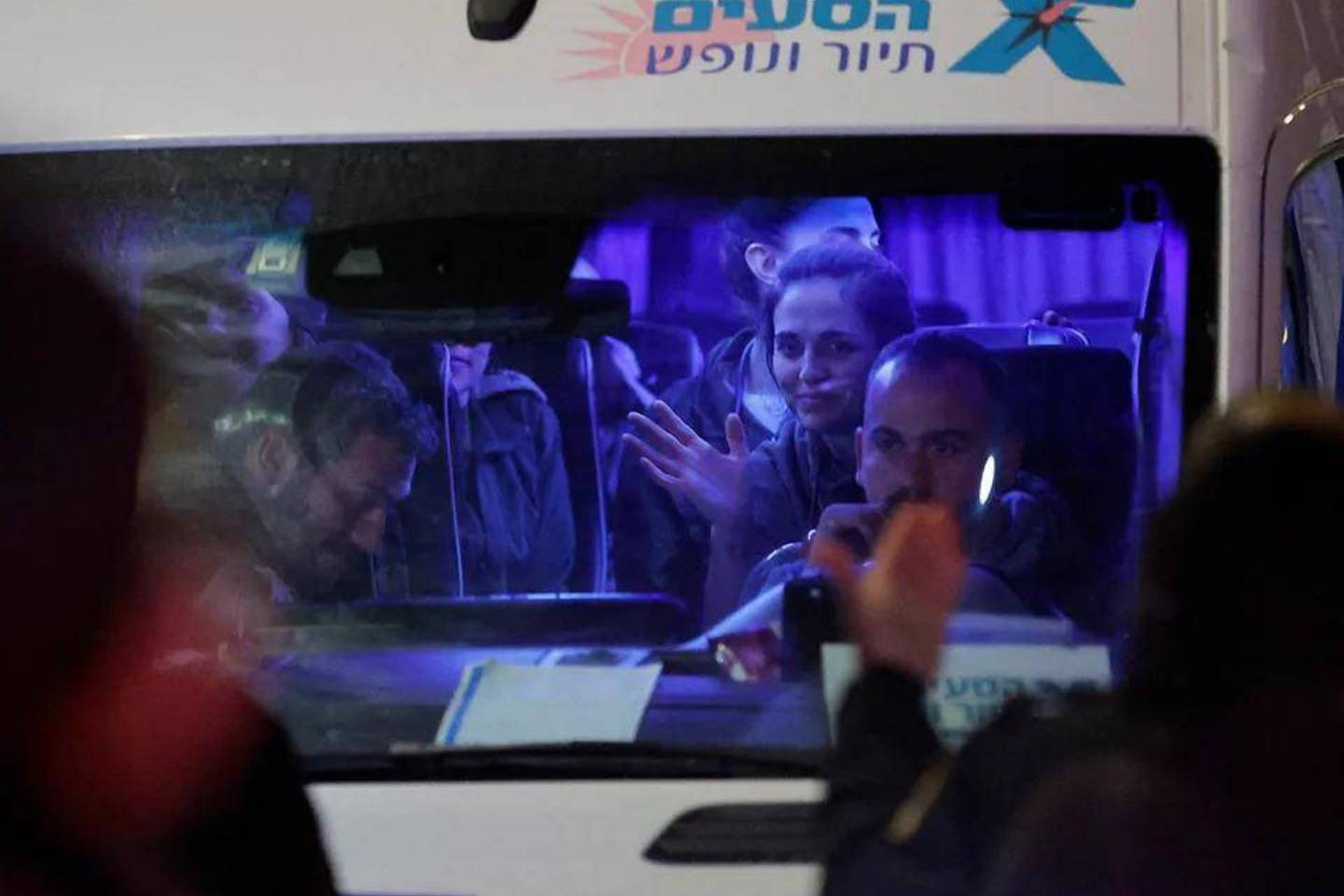 哈马斯与以色列同意延长临时停火协议两天 第四轮被扣押人员交换如期进行|哈马斯|加沙地带|停火协议_新浪新闻