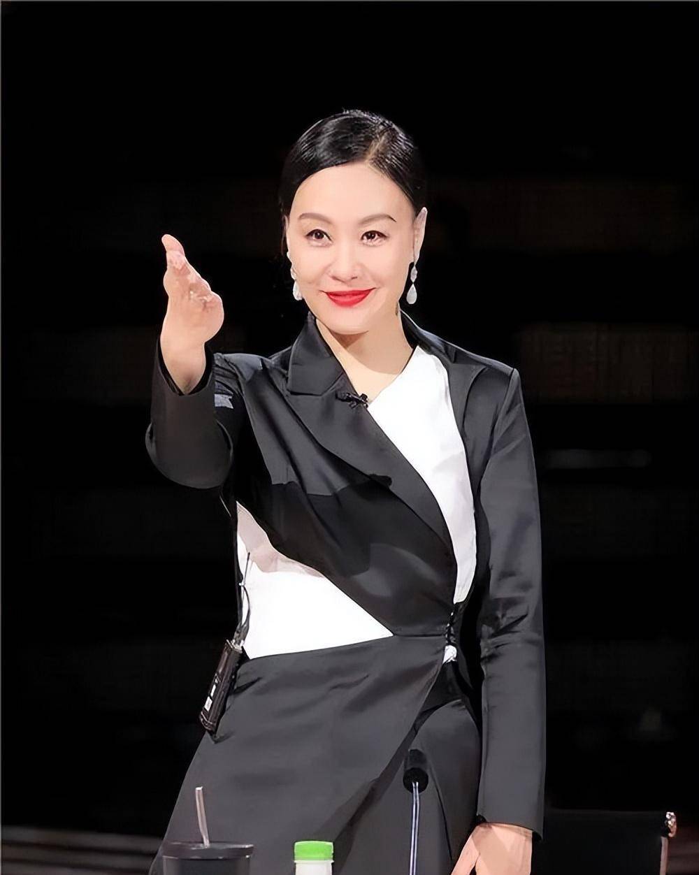 57岁邬君梅状态引发热议!网友:第一次感觉皱纹这好看