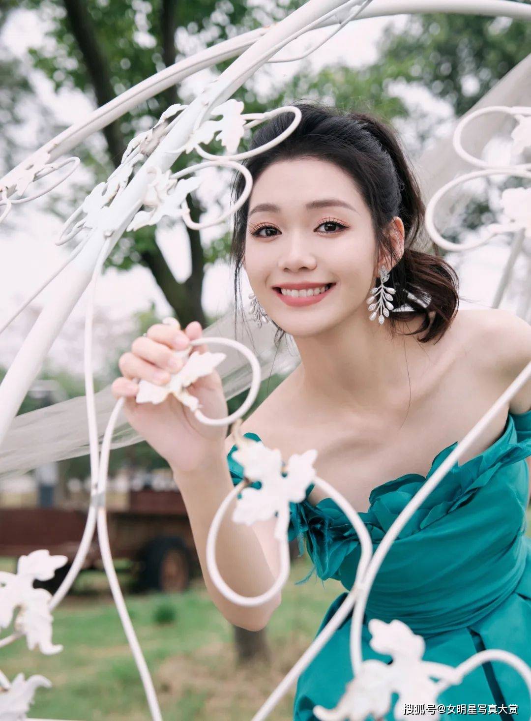 【段奥娟写真美照】绿色系抹胸裙,灵动可爱,洪泽湖大闸蟹节_造型_观众