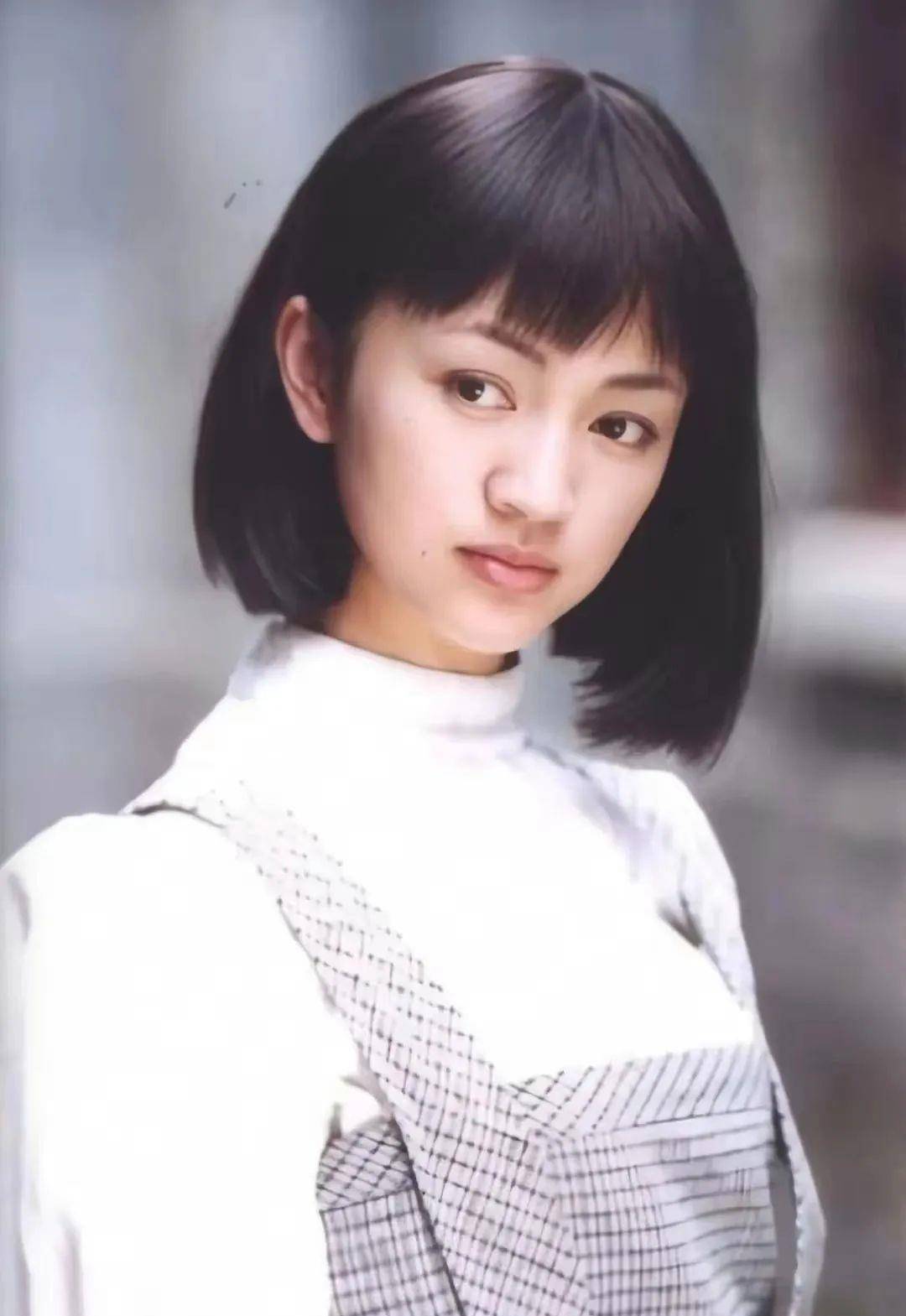 37岁嫁豪门,50岁因发型被吐槽,不管外界如何,她坚持做自己_罗海琼_苏