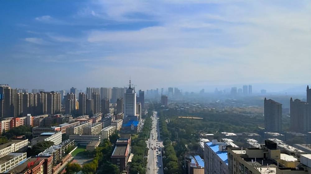 行走在城市街头的陕西渭南市_文明_工程_绿化