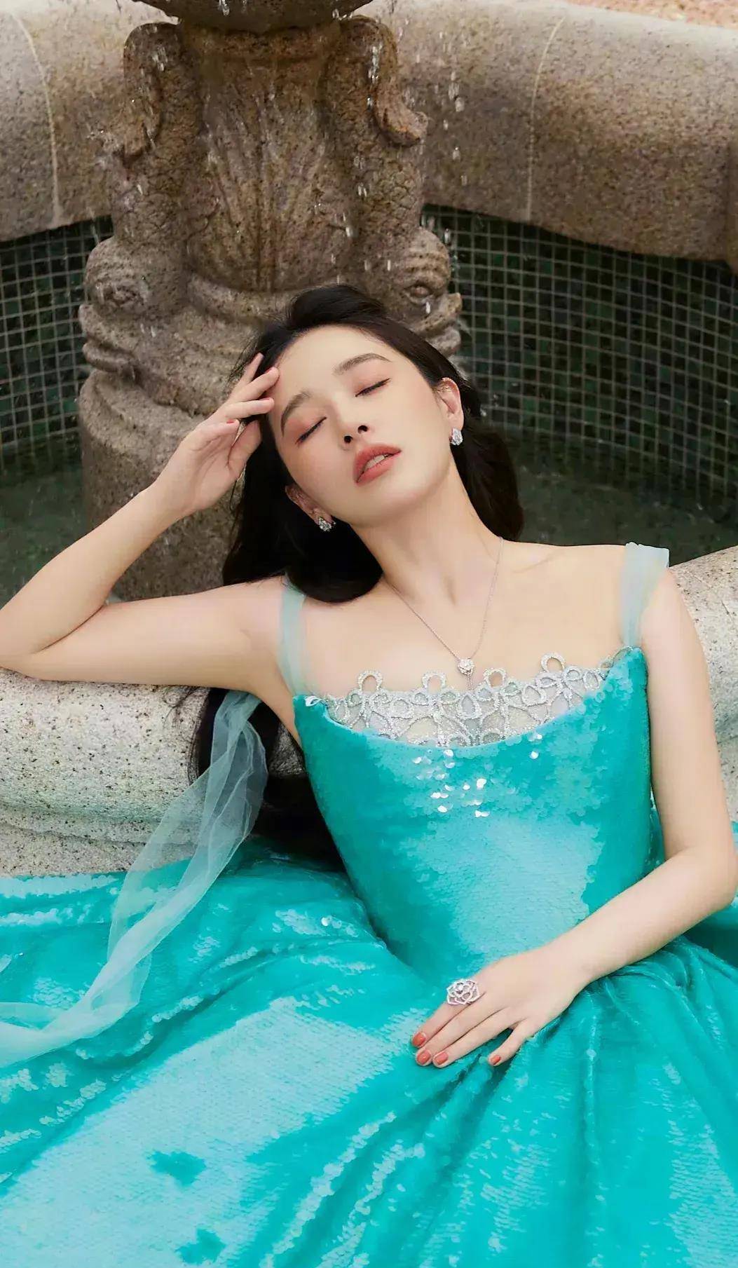 阚清子性感美图:蓝绿抹胸裙展现清新魅力,女神风范