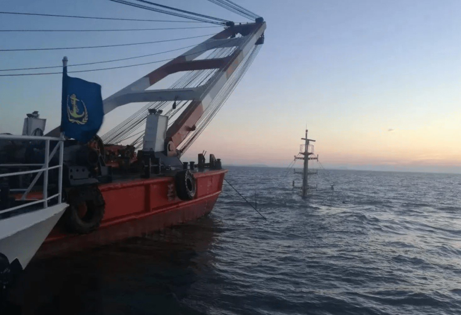 大型海船在失事的时候,为什么宁愿等到船沉没,也不能跳海求生?(图3) 大型海船在失事的时候,为什么宁愿等到船沉没,也不能跳海求生?(图3)