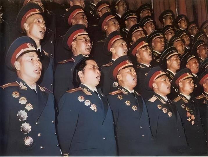1959年将军合唱团演出,全部穿礼服,唯一的女将军李贞戴无檐帽李贞