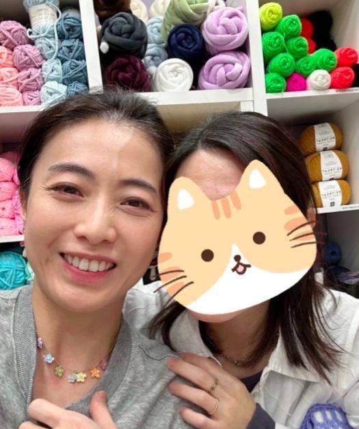 照片中,甘比的皮肤极其细腻光滑,娇嫩如少女.