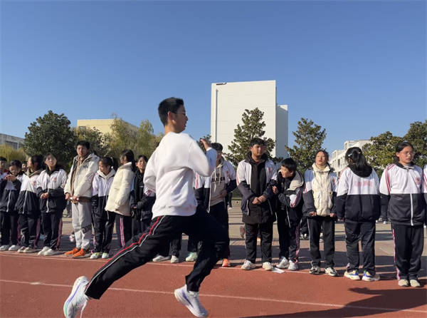 盱眙县官滩中学举行2023年冬季趣味运动会_比赛_全体师生_运动场