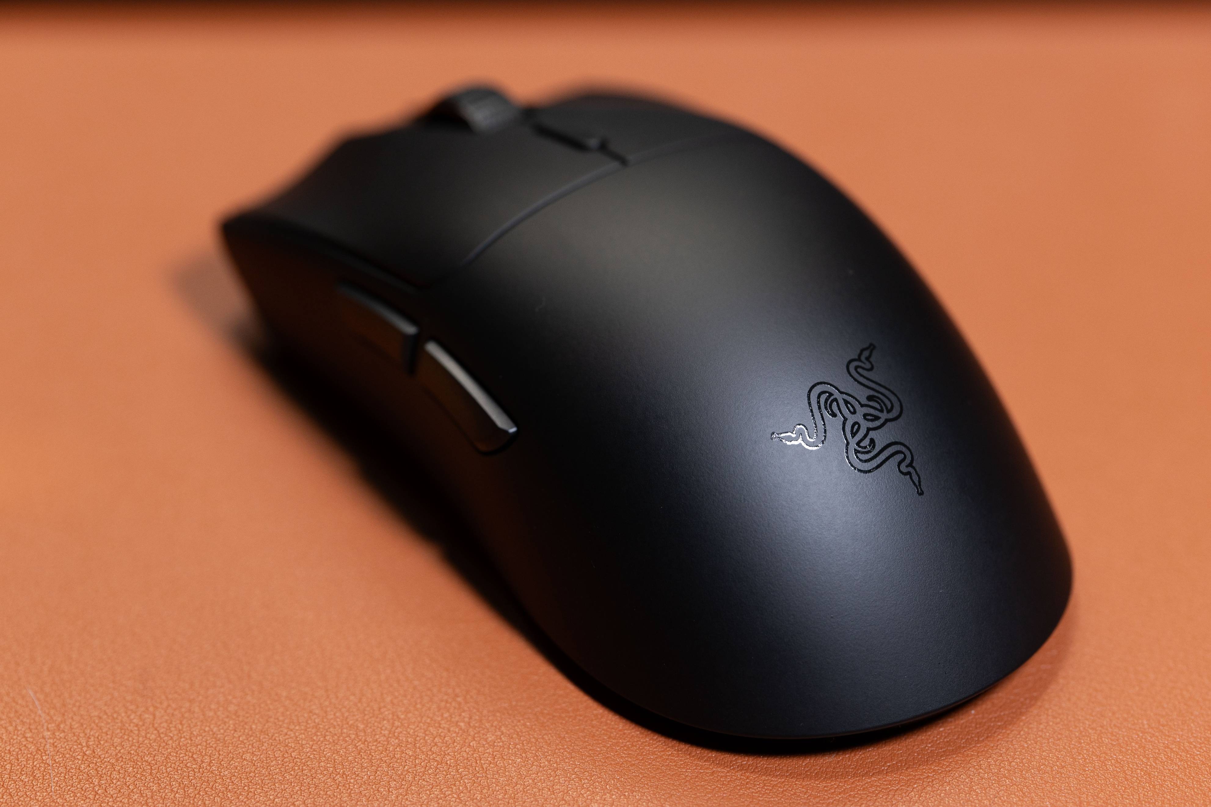 搭配上供电的五号电池,重量也可控制在80g左右,喜欢重一点鼠标的朋友