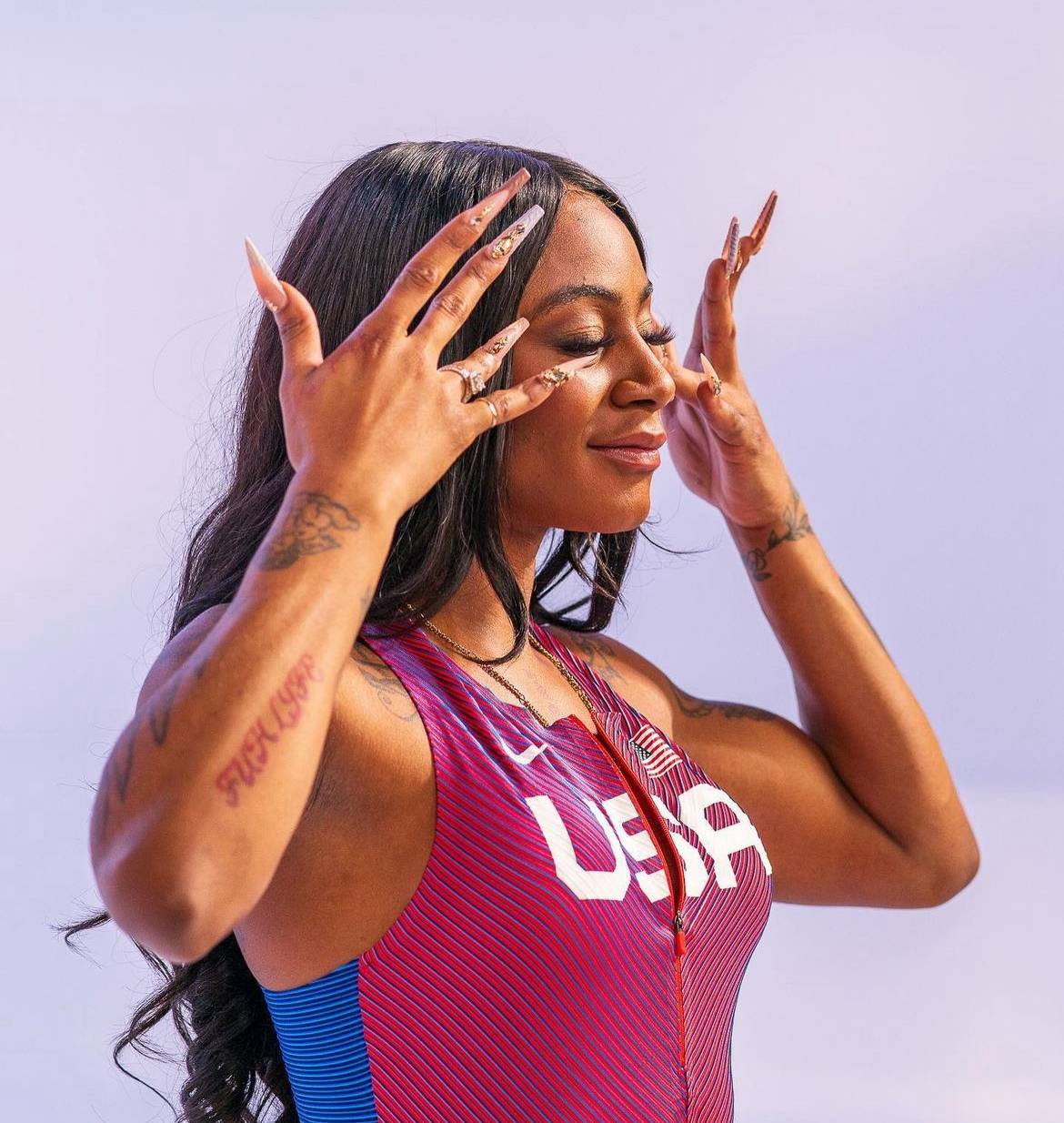 理查德森赛场内外的风格都与曾经的女子百米飞人乔伊娜十分相似,每次