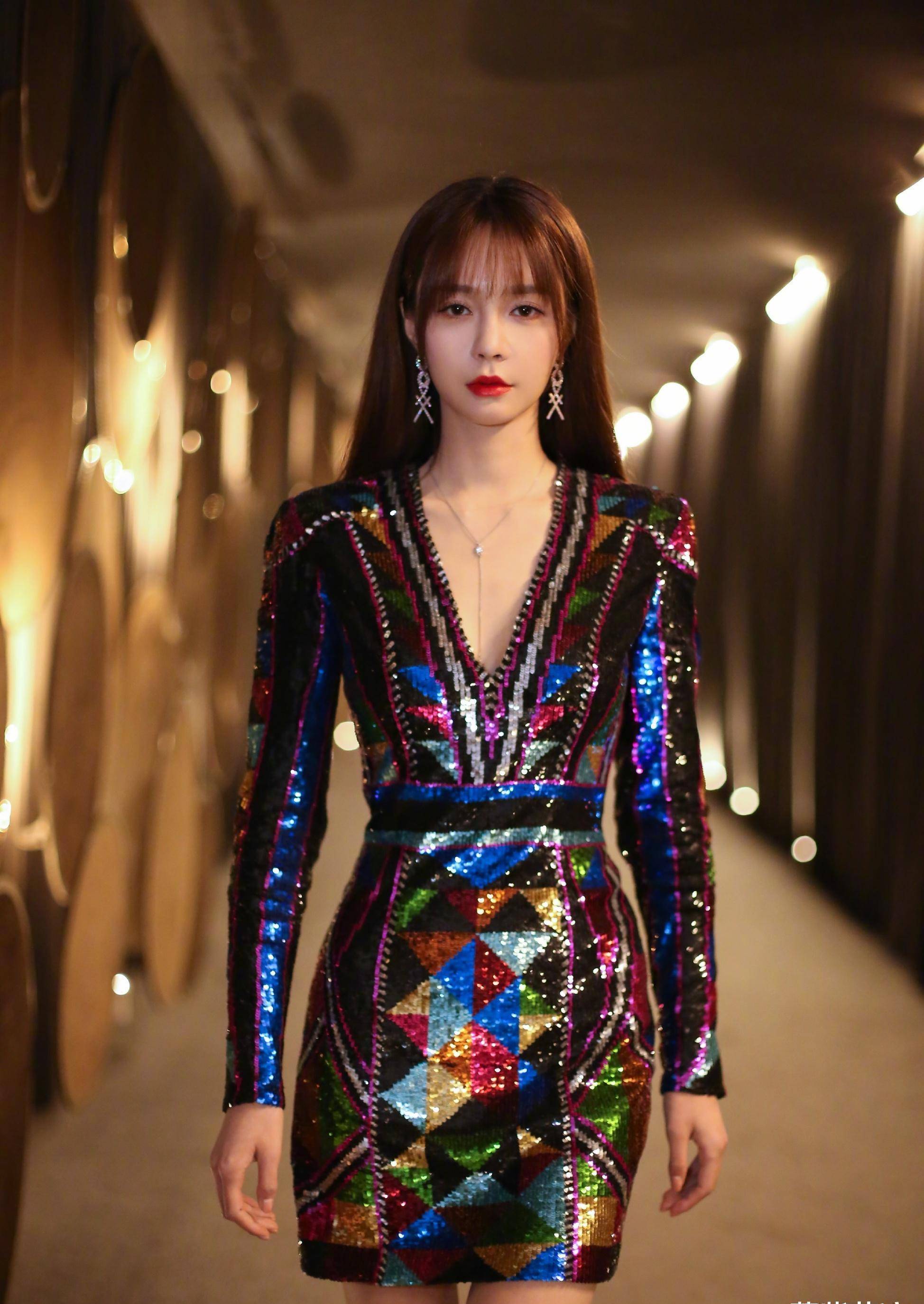 不只是在主持界,沈梦辰还经常在微博上发一些自己穿搭的照片,俨然已经